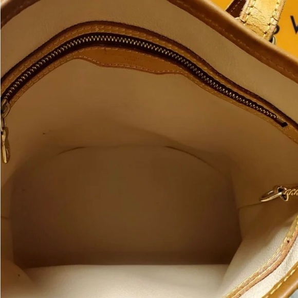 NOT FOR SALE - Louis Vuitton Monogram Bucket
Bag PM with pouch & LV key chain. - Picture 10 of 16